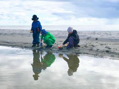 Børn der leger ved vandet